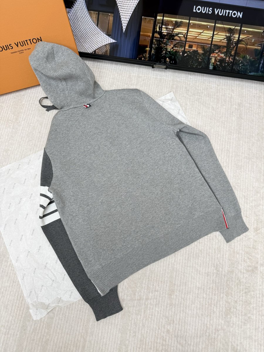 拼色四槓深淺灰連帽外套-背面展示