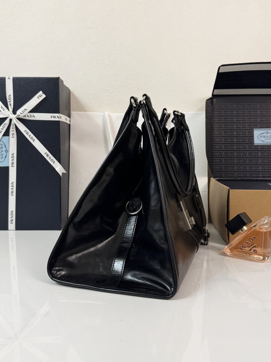 Prada P2400油蜡皮质感-面料特写