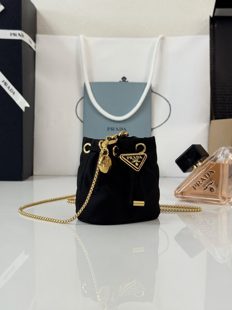 Prada P1110尼龙绣格水桶包-背面展示