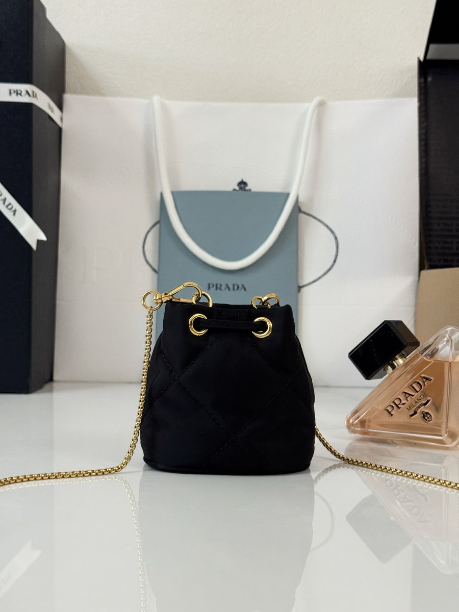 Prada P1110绣格手工细节-质感特写