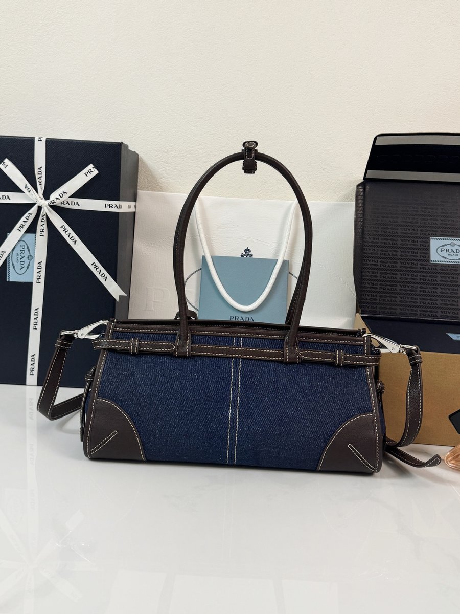 Prada P2190丹宁Bonnie32cm-背面展示