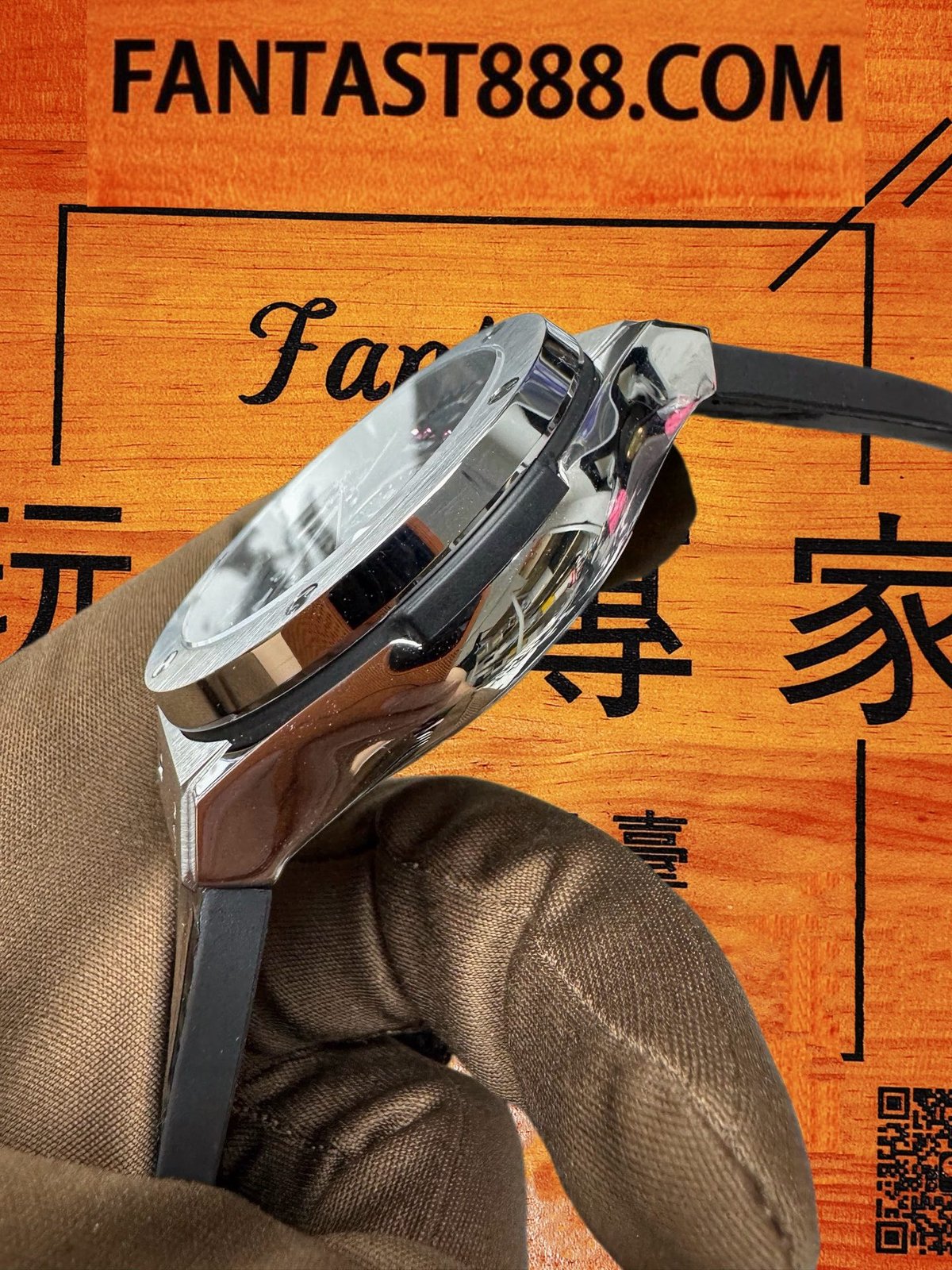 Hublot 525錶冠與計時按鈕特寫