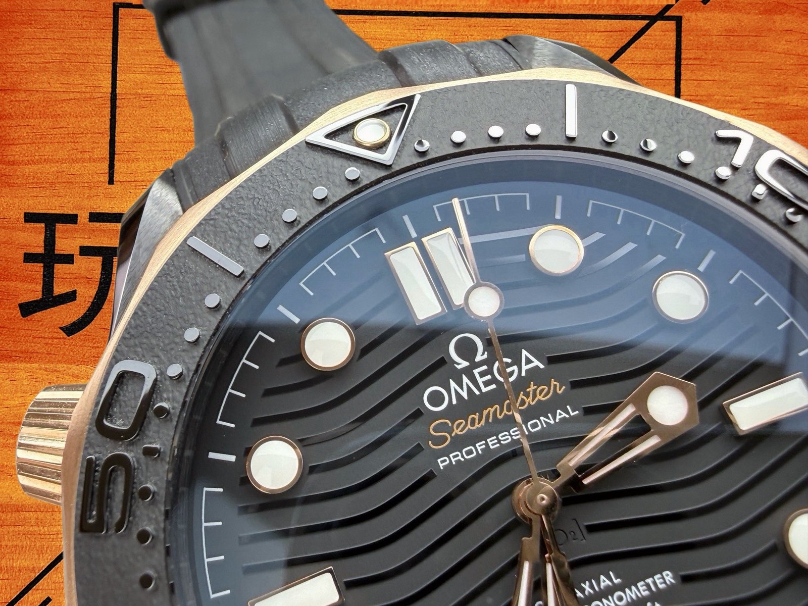 Omega Seamaster間金排氦閥與DLC錶殼側面