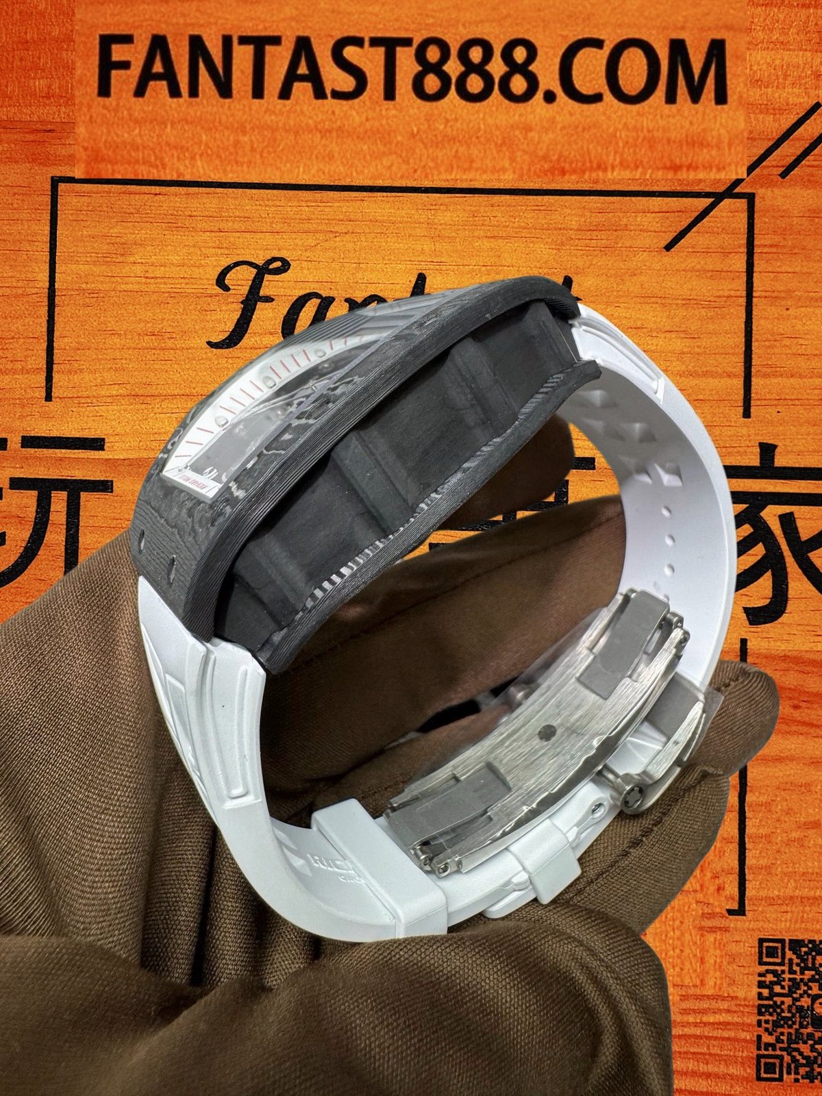 Richard Mille RM 055紅色錶冠與白錶帶銜接特寫