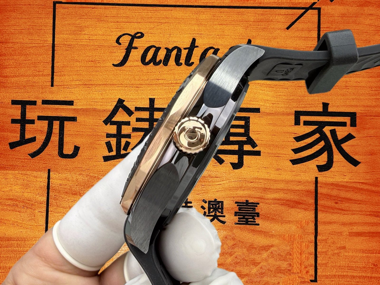 Omega Seamaster 300M紅箭秒針與時標特寫
