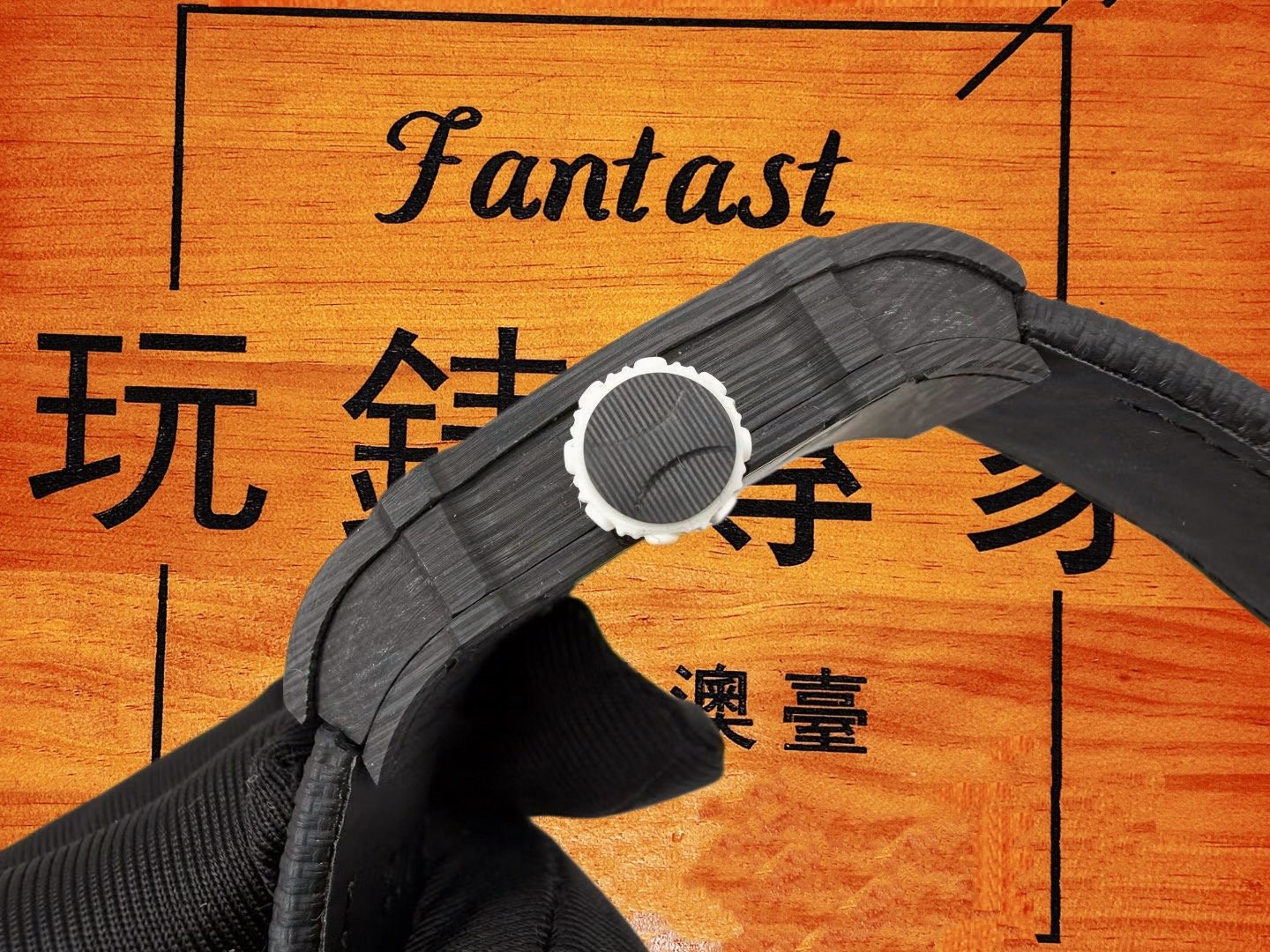 改裝RM27-05 NTPT碳纖維錶殼紋理特寫