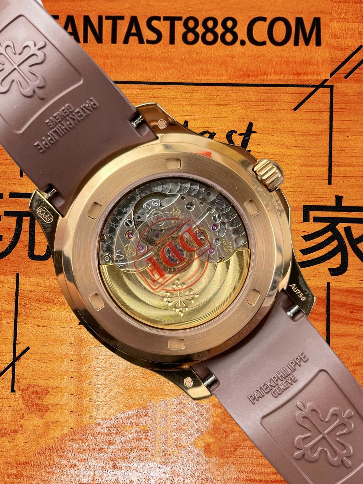 5261R 玫瑰金錶殼側面 Patek Philippe 5261R玫瑰金錶殼側面與錶冠