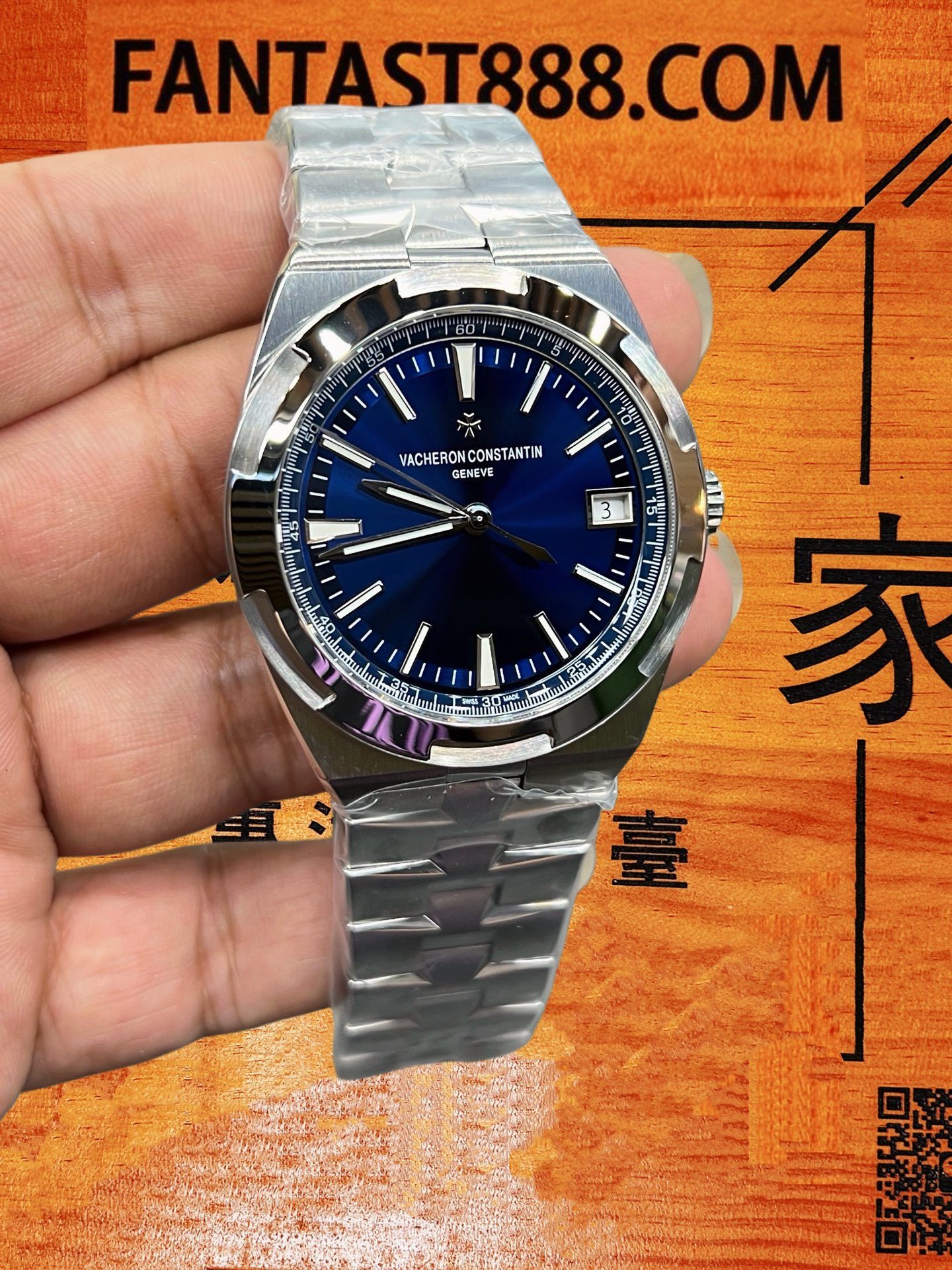 Overseas 4500V 精鋼錶殼 VC Overseas 4500V精鋼錶殼側面與錶冠