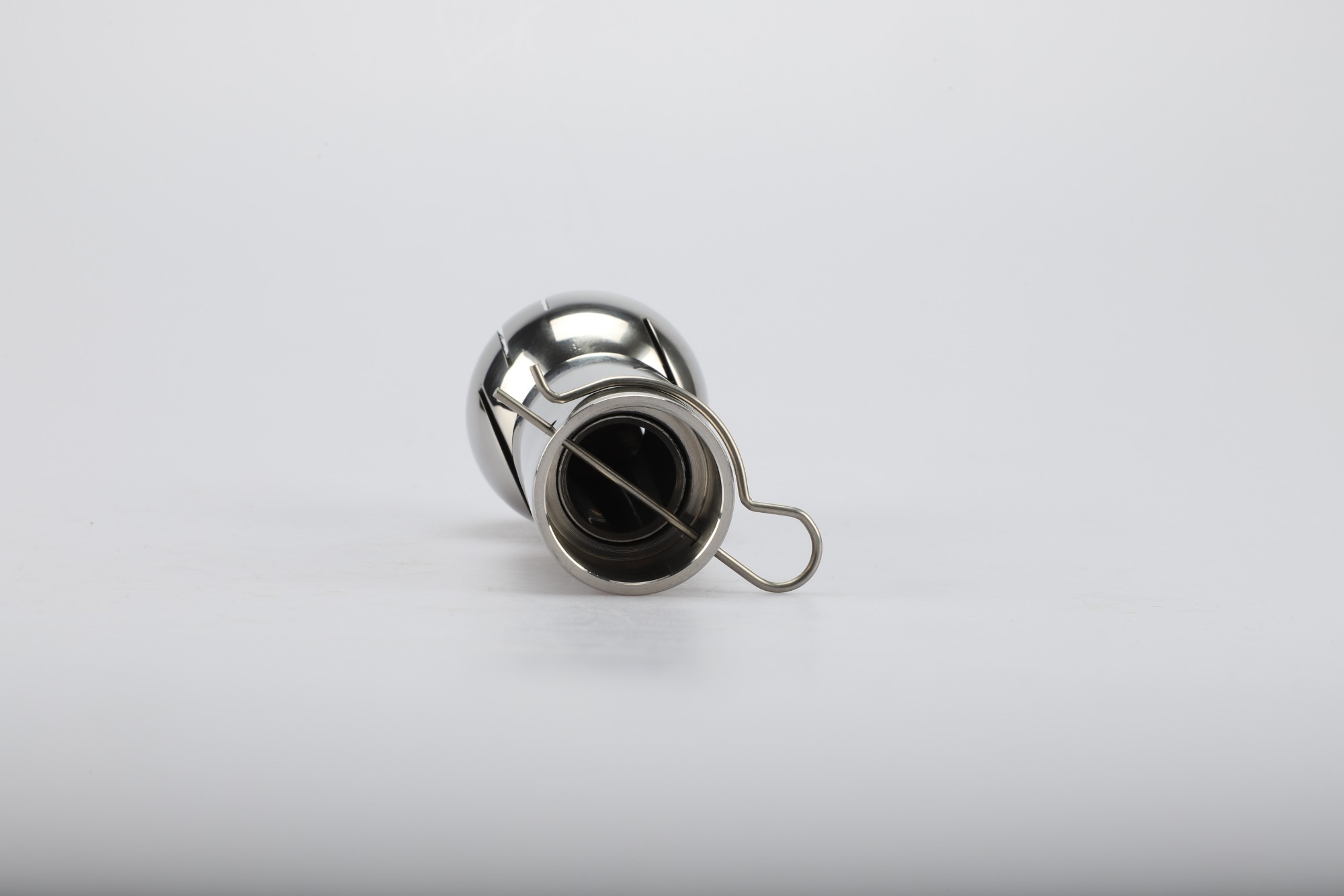 Bolt rotary cleaning ball