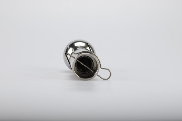 Bolt rotary cleaning ball