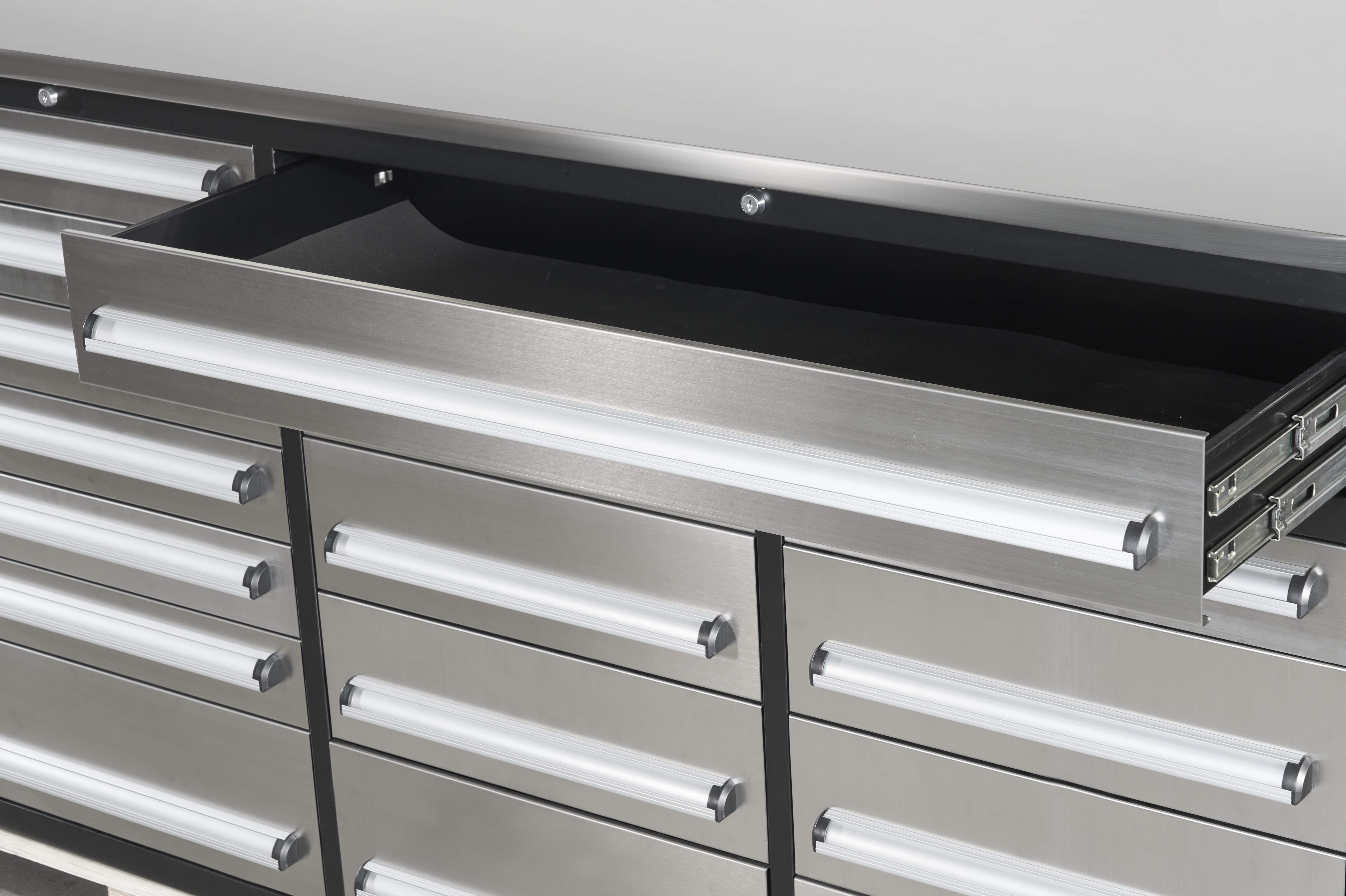 SELA Industrial 10FT-25D-3 Workbench, 25 Drawers