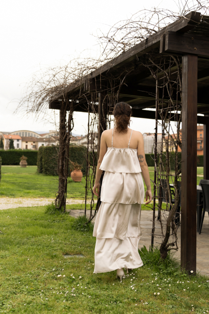 Vestito in raso a balze