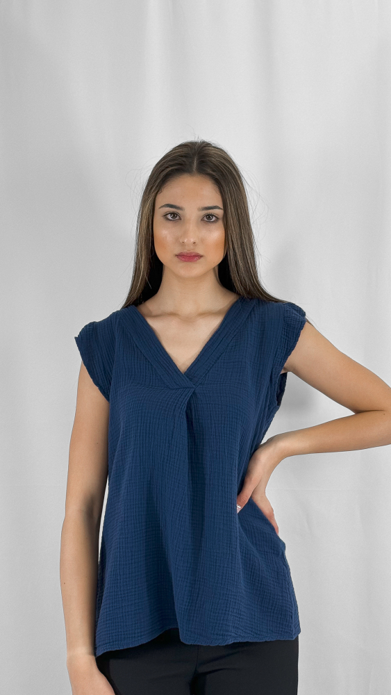 Sleeveless shirt
