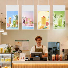 Pantalla digital colgante de doble pantalla de 55 pulgadas para publicidad en interiores, ideal para restaurantes.