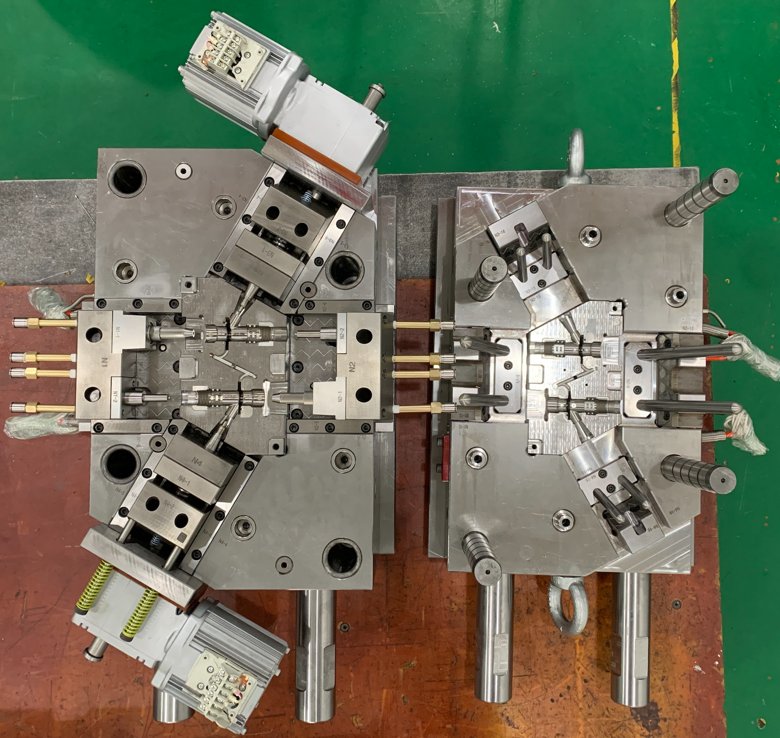 Oil cylinder core-pulling mold