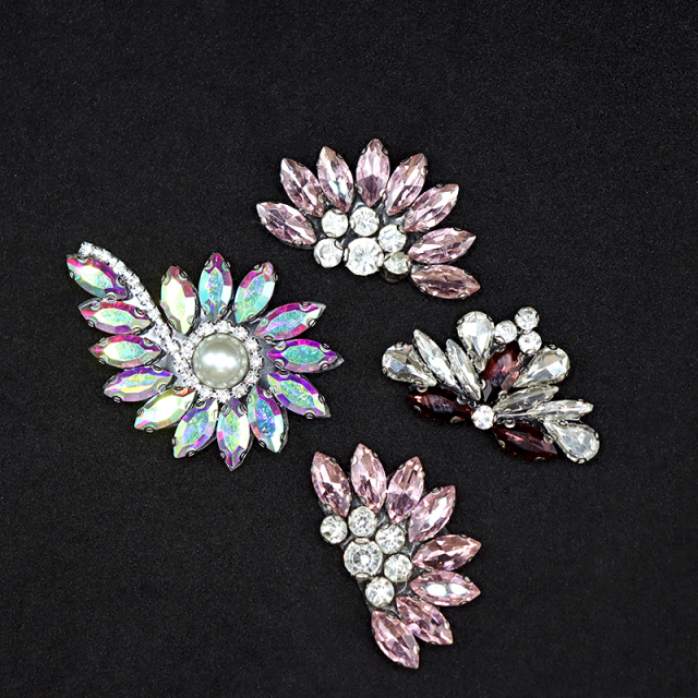 Bling Flower Shaped Diamond Patches with Pearl for Jackets Jeans Supplier