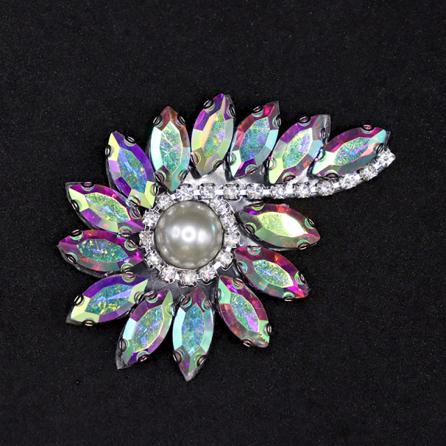 Bling Flower Shaped Diamond Patches with Pearl for Jackets Jeans Supplier