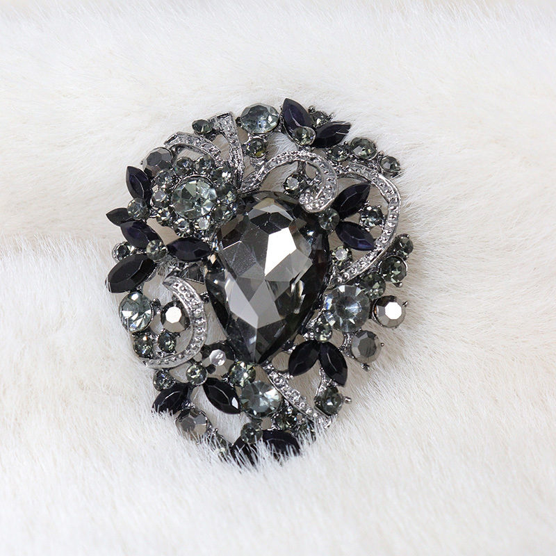 Bling Bling Oval Shaped Rhinestone Brooches Wholesale Supplier