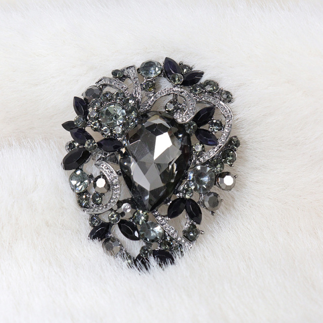Bling Bling Oval Shaped Rhinestone Brooches Wholesale Supplier