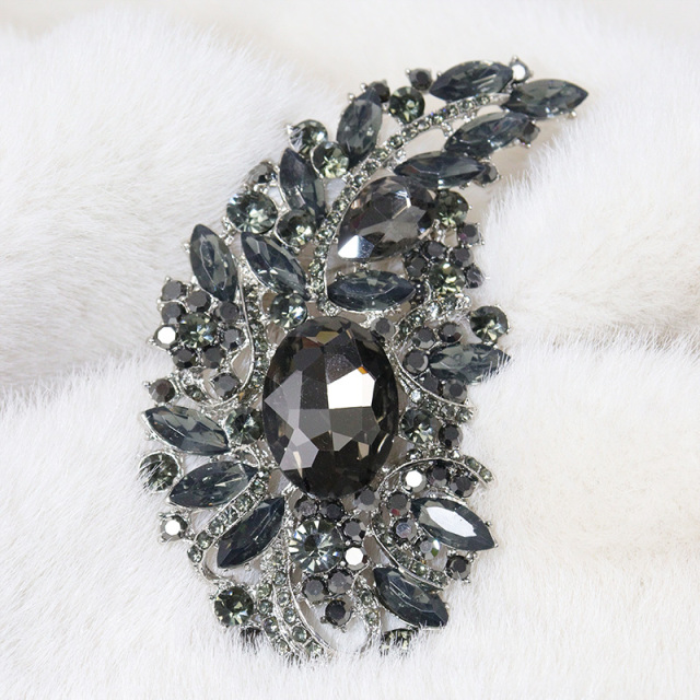 Vintage Style Leaf Shaped Crystal Brooch Pin Manufacturer