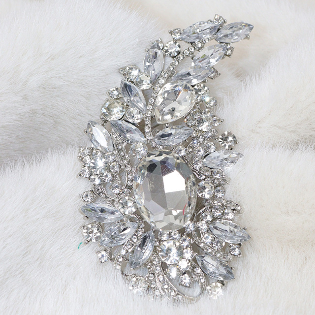 Vintage Style Leaf Shaped Crystal Brooch Pin Manufacturer