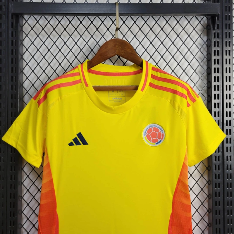 24-25 women Colombia Home