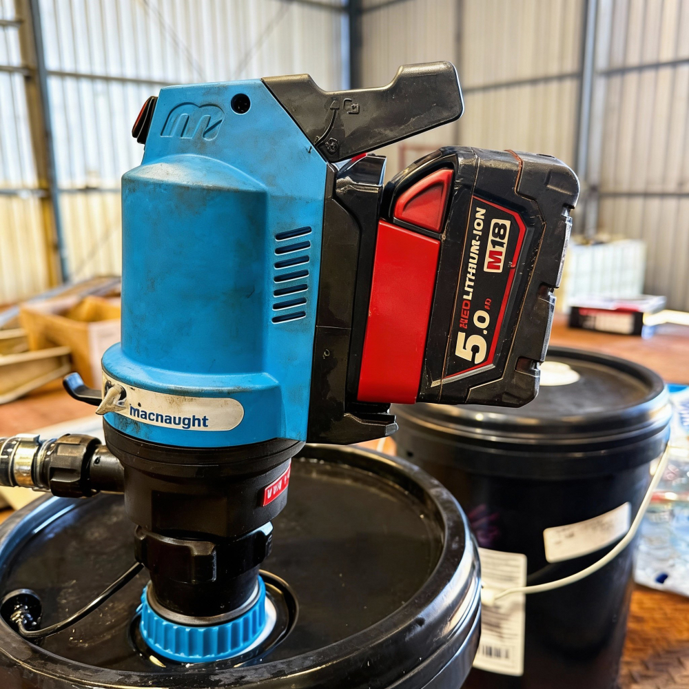 1x Adapter for Milwaukee M18 Battery to MacNaught 18V Pump or Powergun Grease Gun - Built-in low-voltage protection BMS