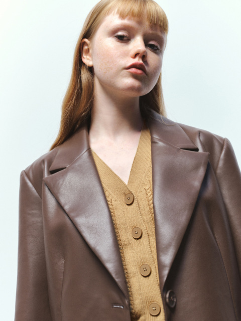 Women's coat with loose lapels