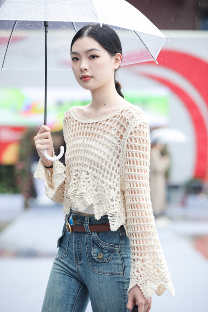 Women's hollow cropped knitwear
