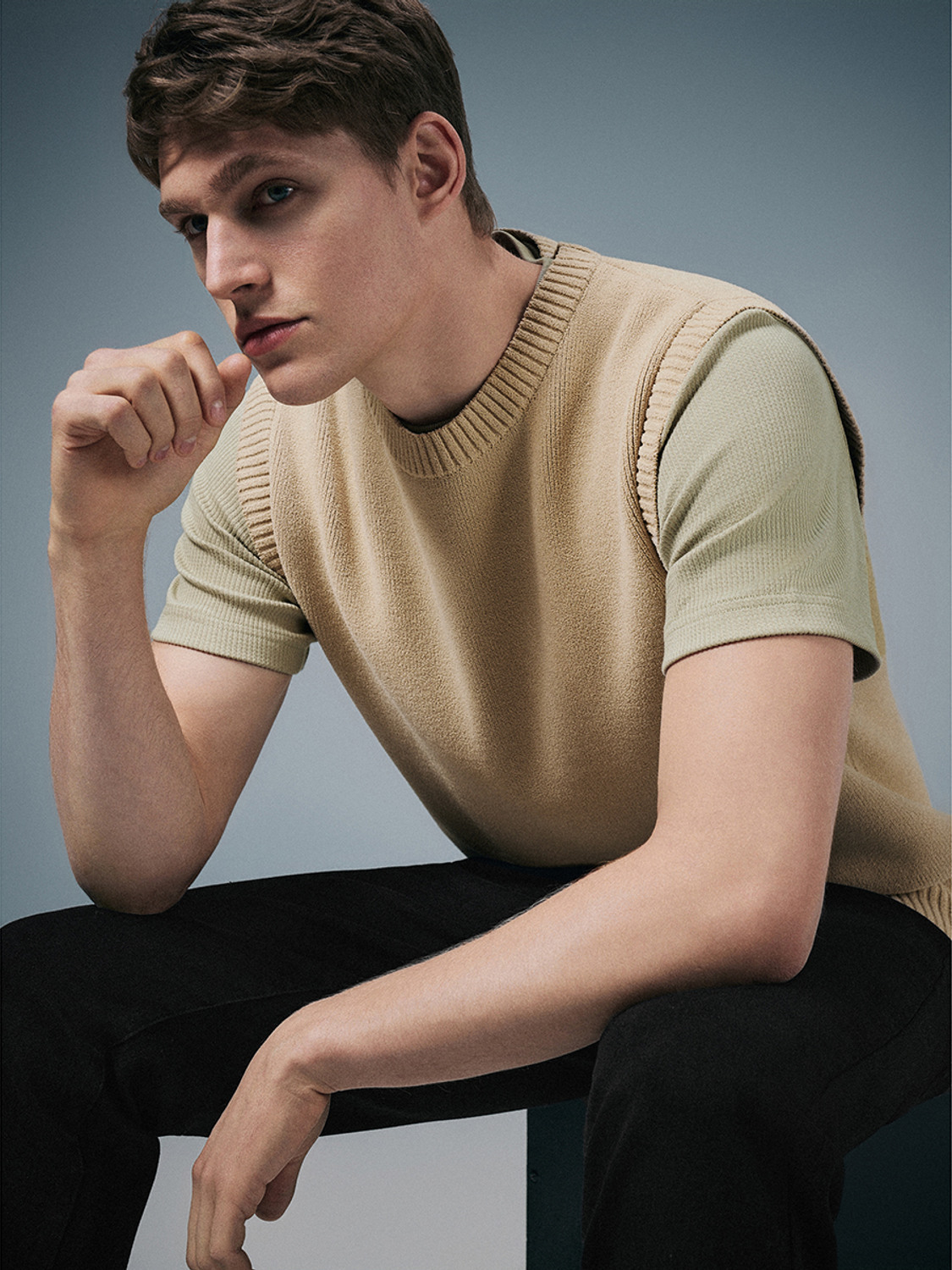 Men's crew neck knit vest