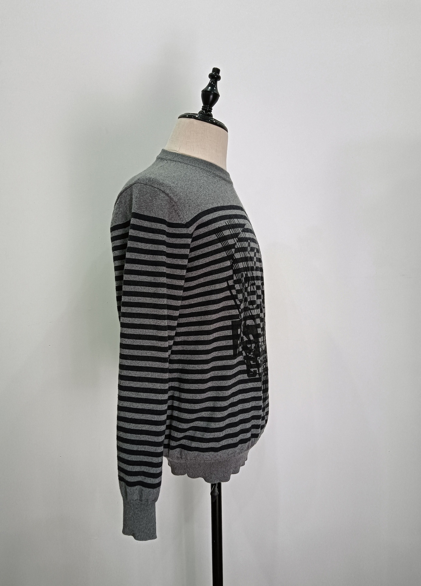 Features long sleeve knitting