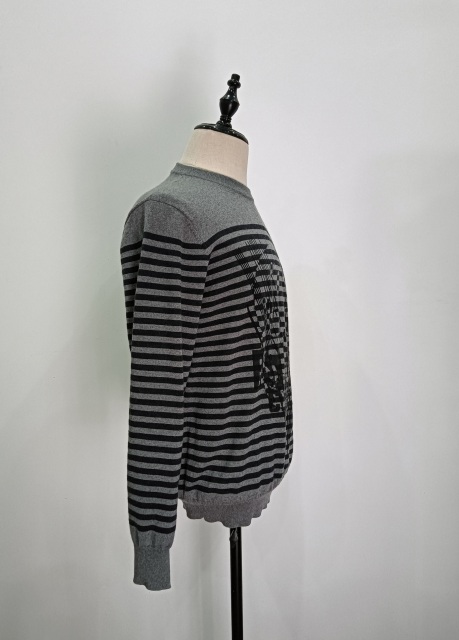 Features long sleeve knitting