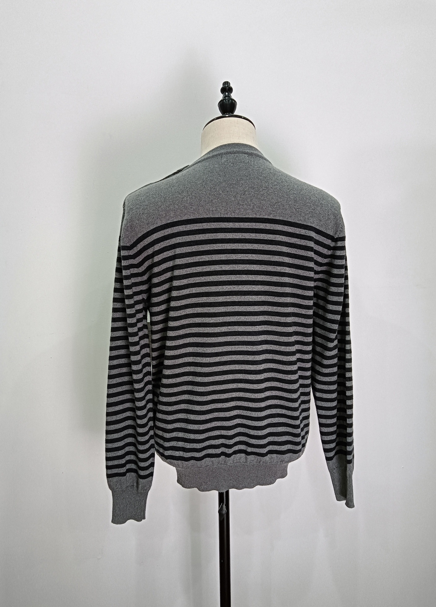 Features long sleeve knitting