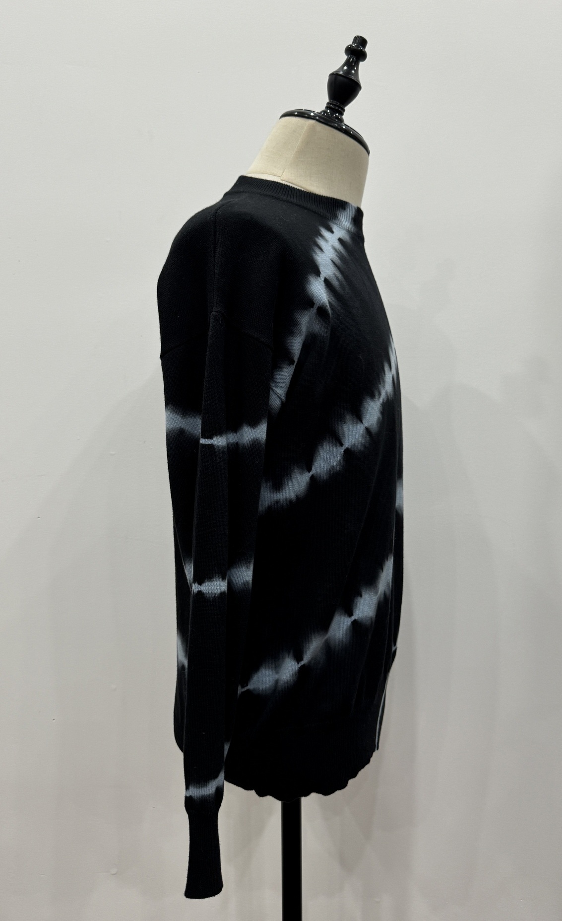 Black and white long sleeve knit