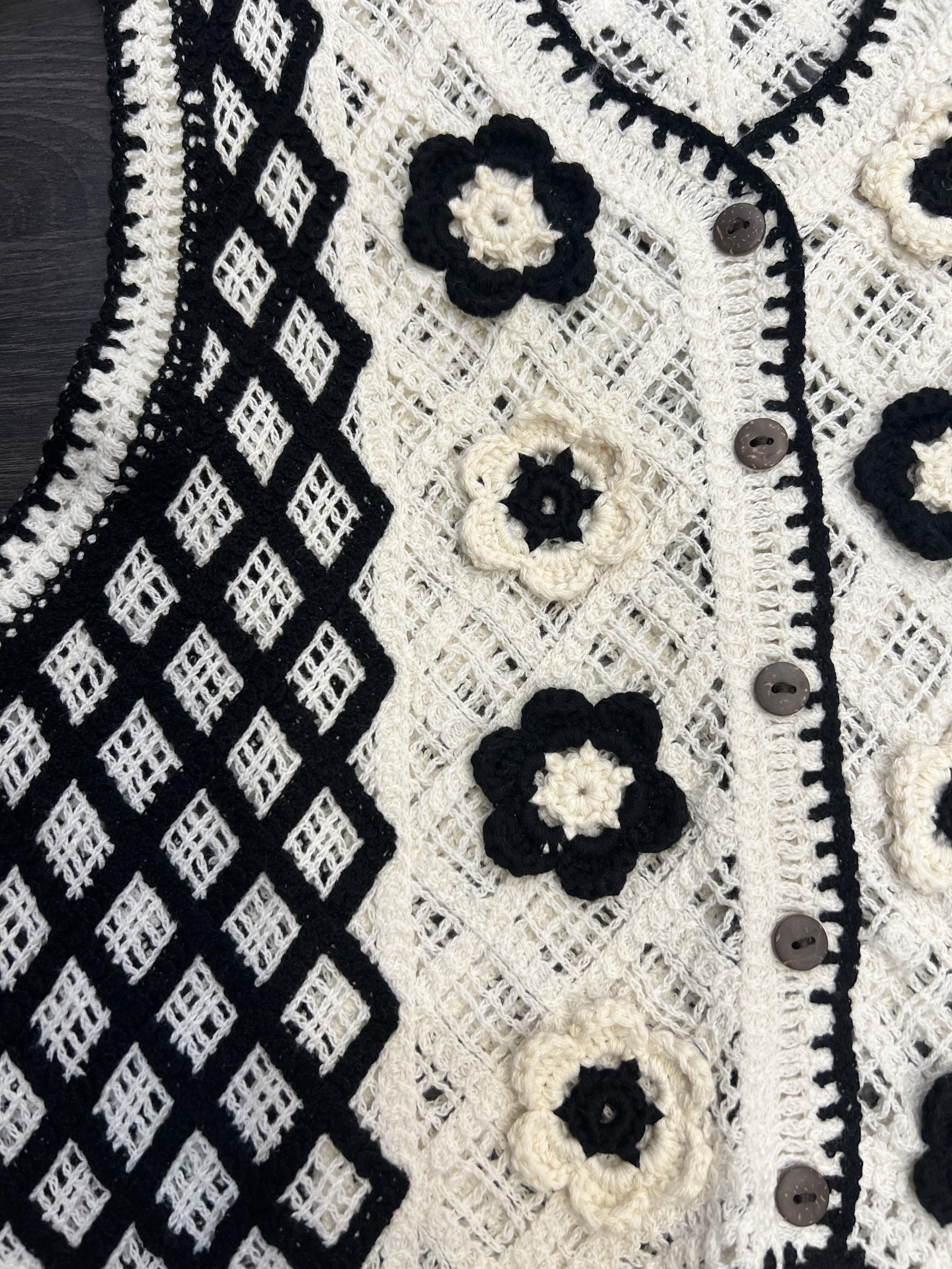 Sleeveless knitted button vest