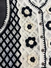 Sleeveless knitted button vest