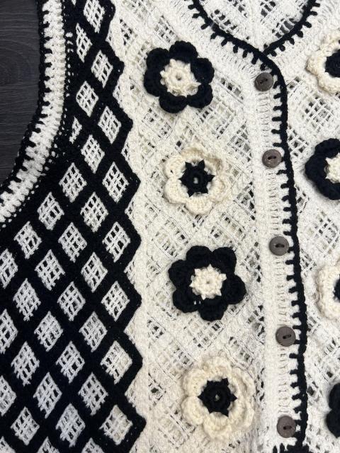 Sleeveless knitted button vest