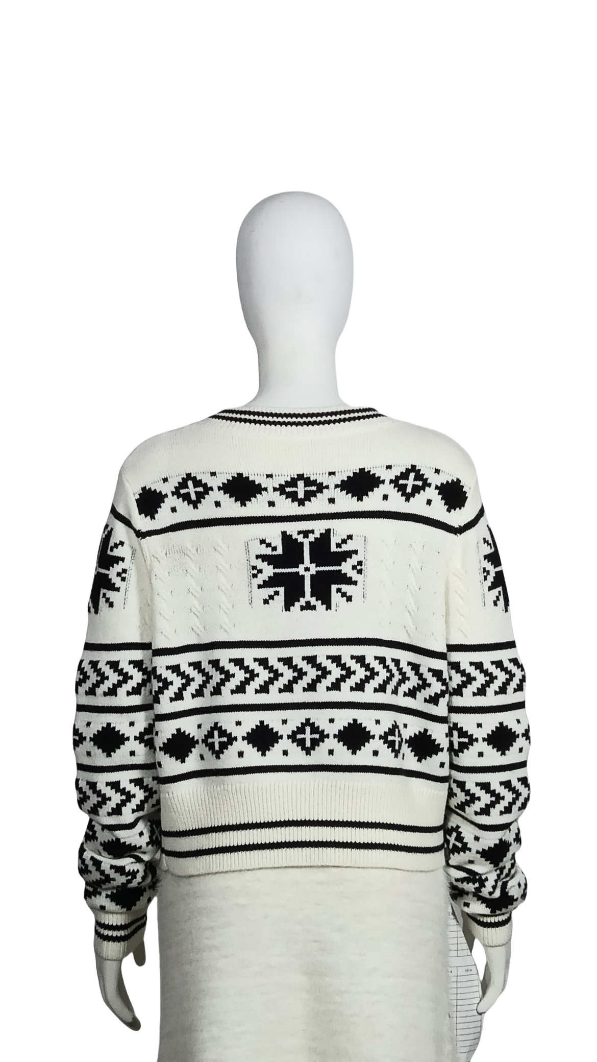 Round neck long sleeve geometric pattern knitted cardigan