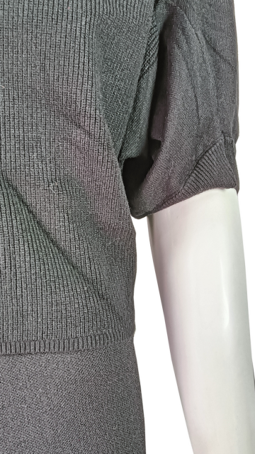 Simple dark pinstripe knitted short sleeves