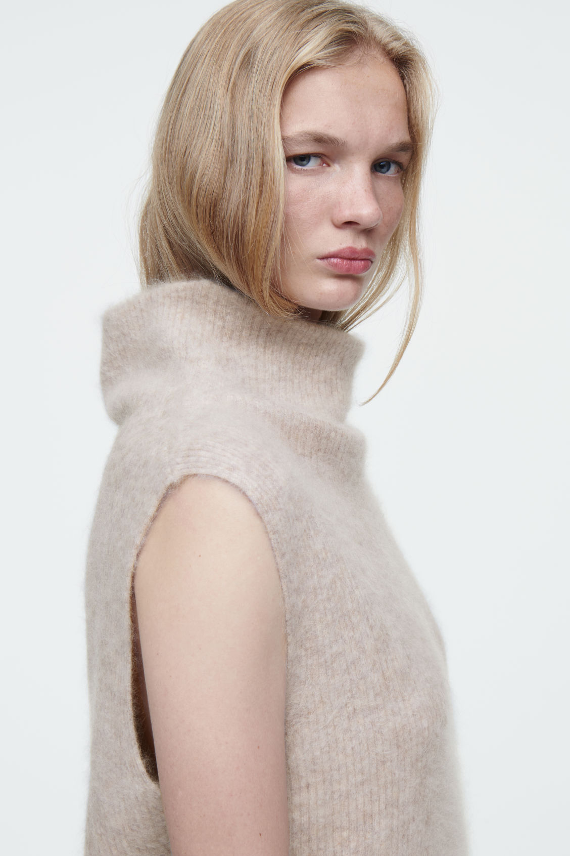 ODM Women's Sleeveless Wool Turtleneck Top