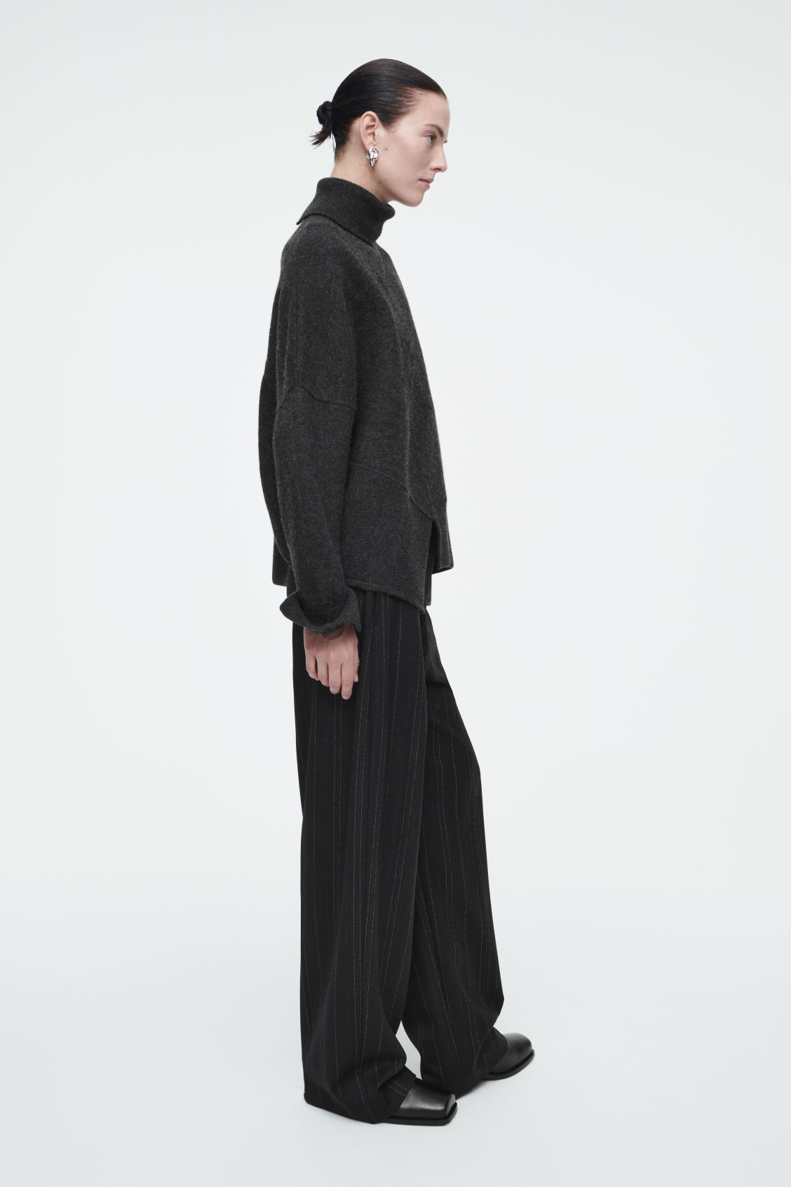 OEM Women's Oversized Turtleneck Sweater with Asymmetric Hem