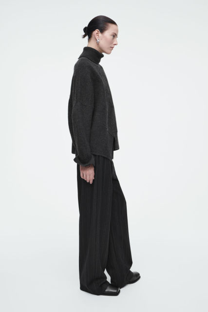 OEM Women's Oversized Turtleneck Sweater with Asymmetric Hem
