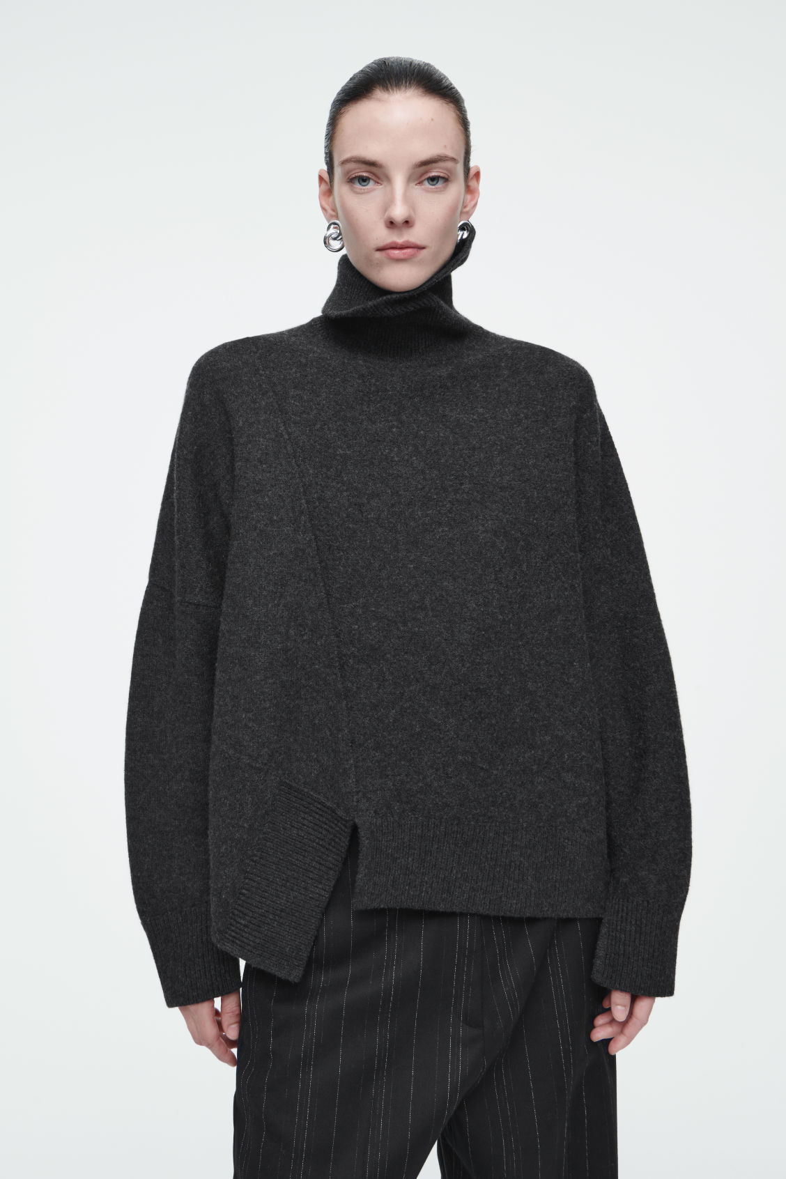OEM Women's Oversized Turtleneck Sweater with Asymmetric Hem