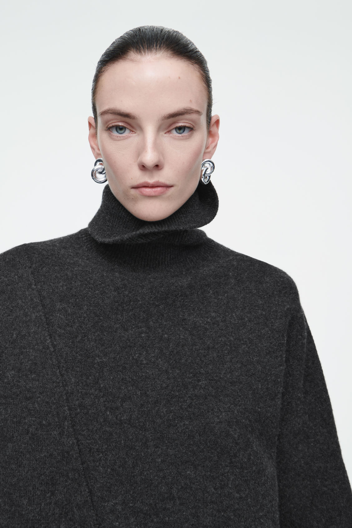 OEM Women's Oversized Turtleneck Sweater with Asymmetric Hem