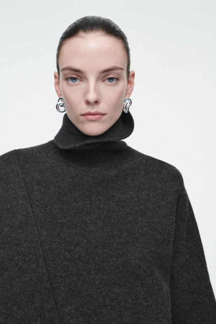 OEM Women's Oversized Turtleneck Sweater with Asymmetric Hem
