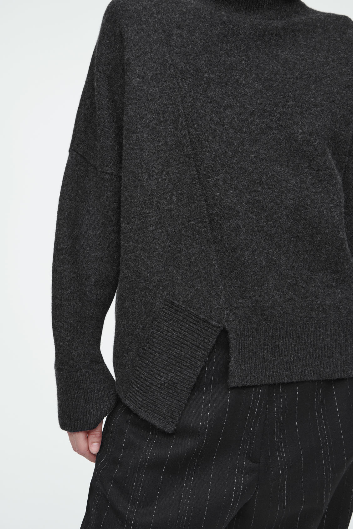 OEM Women's Oversized Turtleneck Sweater with Asymmetric Hem