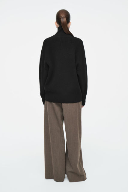 Personalized Women's Black Turtleneck Sweater with Ribbed Detailing