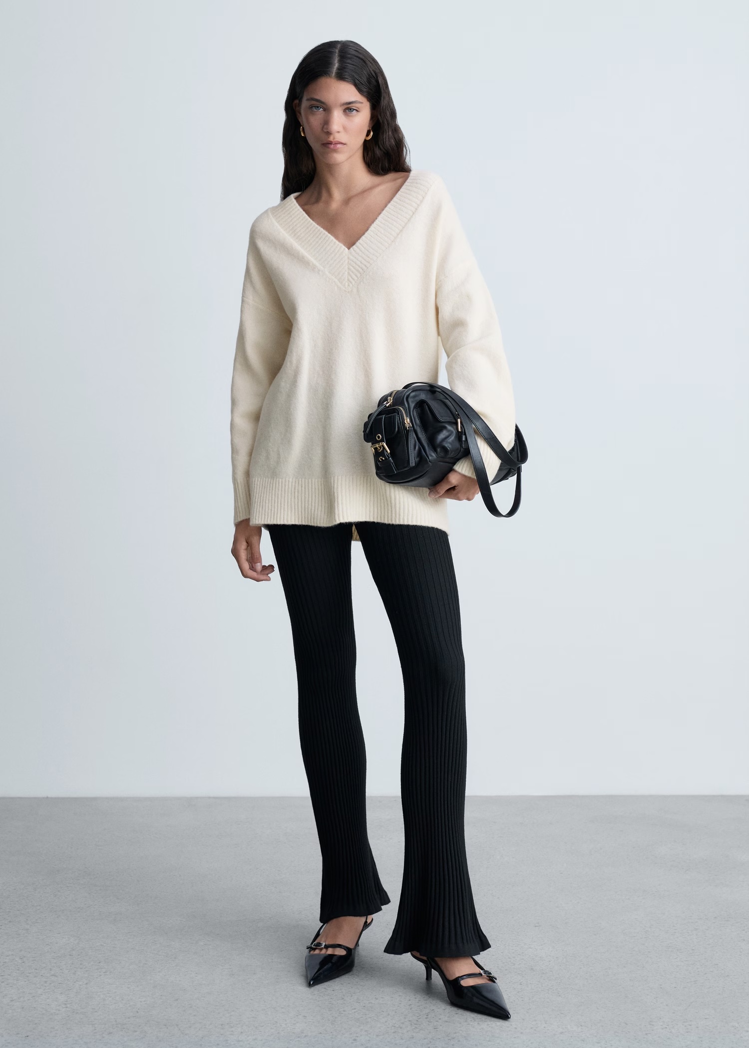 Customizable Women’s Oversized V-Neck Sweater in Ivory White | Wholesale Knitwear | OEM/ODM Manufacturer | Jubaodi