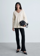 Customizable Women’s Oversized V-Neck Sweater in Ivory White | Wholesale Knitwear | OEM/ODM Manufacturer | Jubaodi