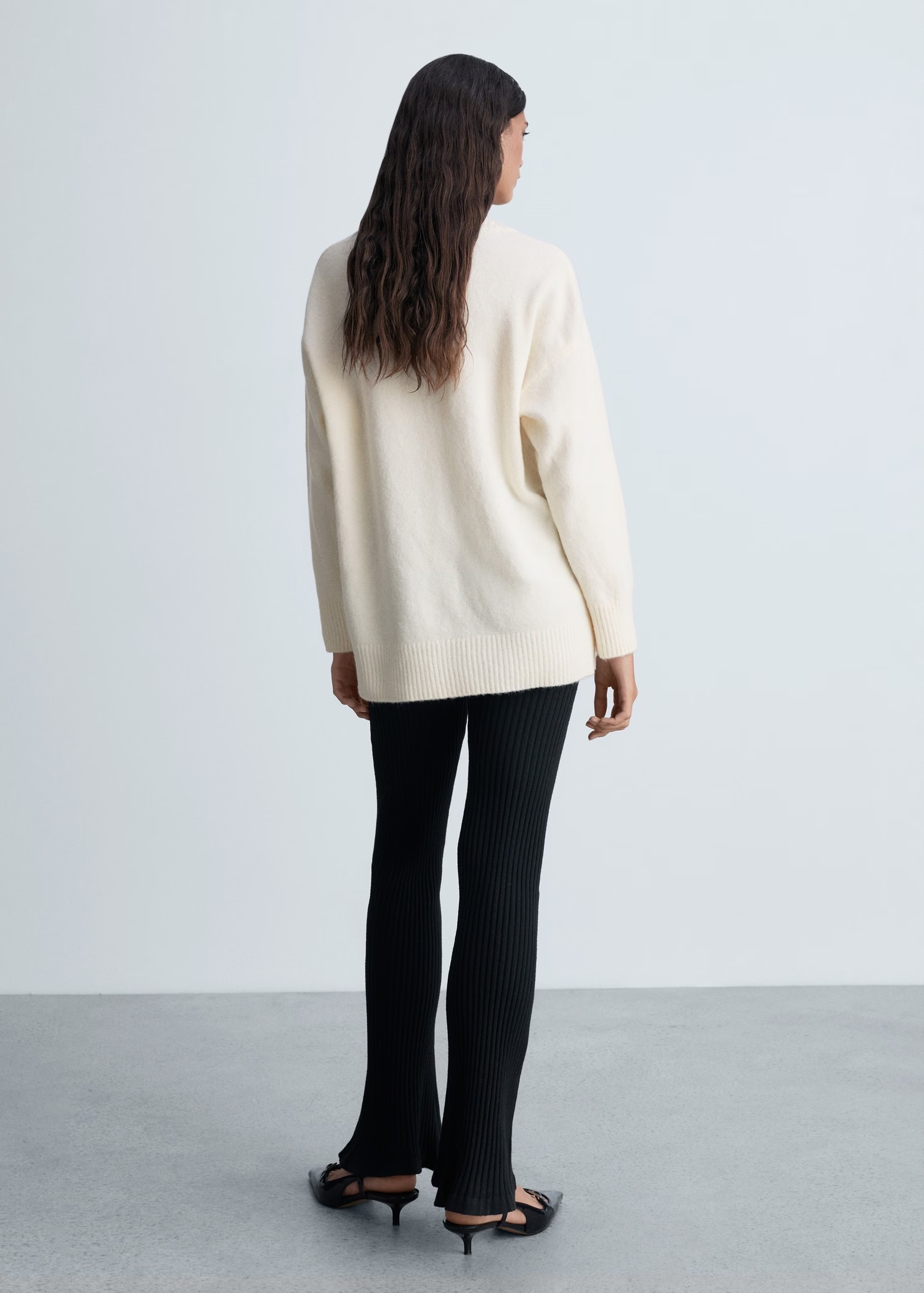 Customizable Women’s Oversized V-Neck Sweater in Ivory White | Wholesale Knitwear | OEM/ODM Manufacturer | Jubaodi
